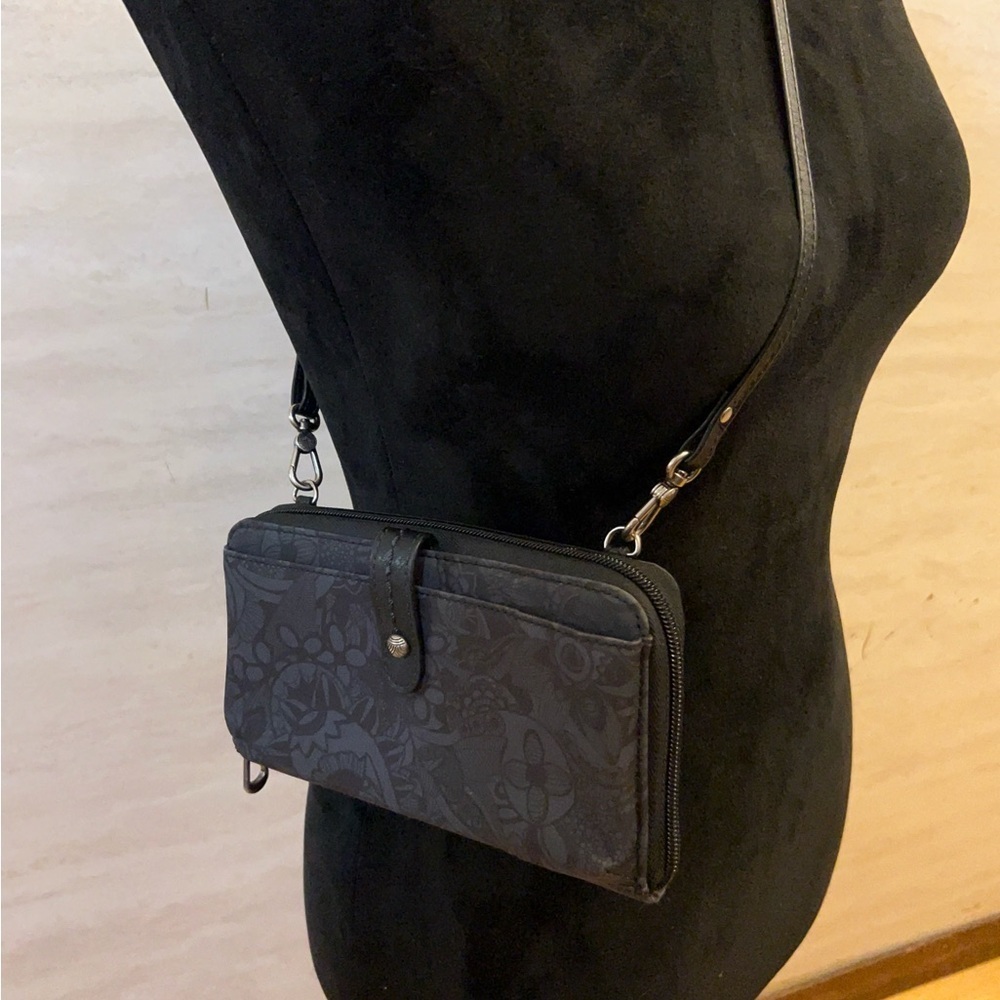 Sakroots Artist Circle Charcoal Floral Crossbody Clutch - Picture 12 of 12